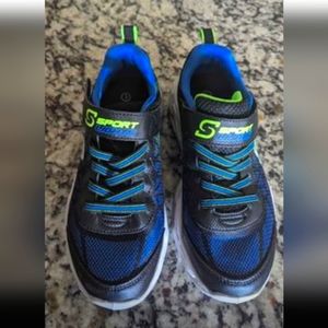 Tennis shoes New size 3 boys